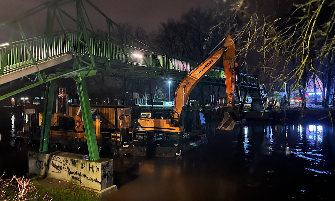 Meppen – Pontonboot mit Bagger treibt führerlos gegen Brücke