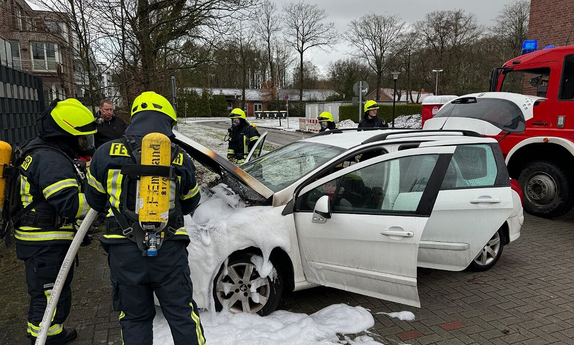 Papenburg – PKW gerät am Krankenhaus in Brand