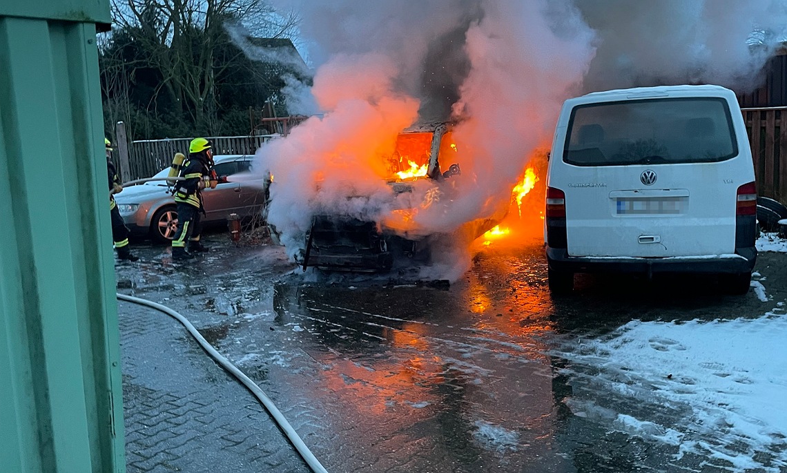 Kleintransporter gerät auf B70 bei Herbrum in Brand