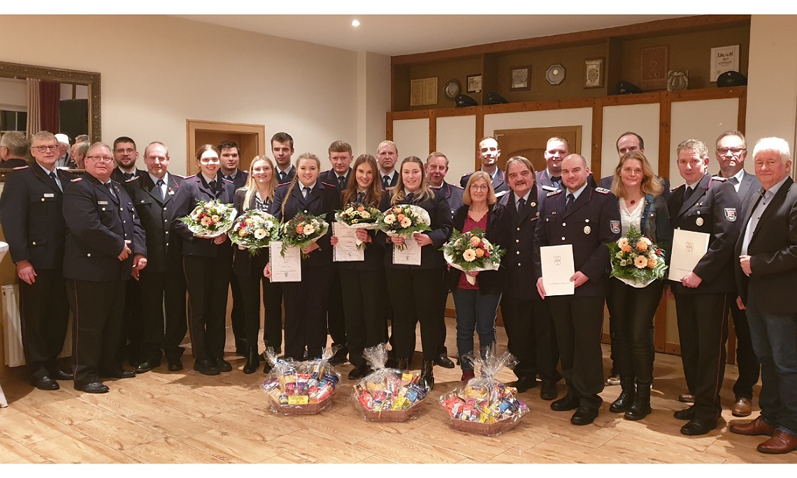 Goldene und Bronzene Ehrennadel mit weiteren Beförderungen und Ehrungen auf dem Winterfest der Freiwilligen Feuerwehr Hilkenbrook