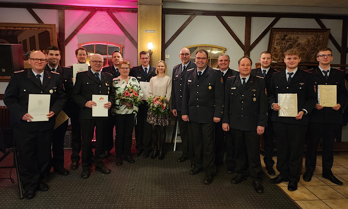 Ehrungen und Beförderungen bei der Feuerwehr Twist