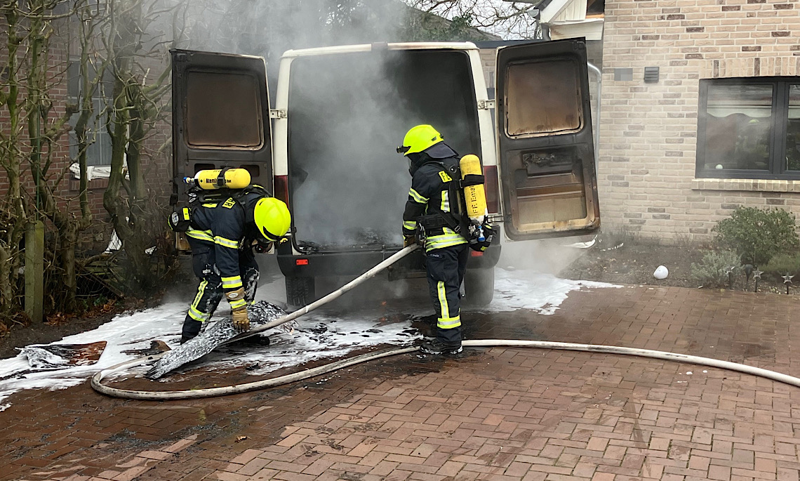 Aschendorf – Kleintransporter brennt zwischen zwei Wohnhäusern – Bewohner rechtzeitig in Sicherheit gebracht