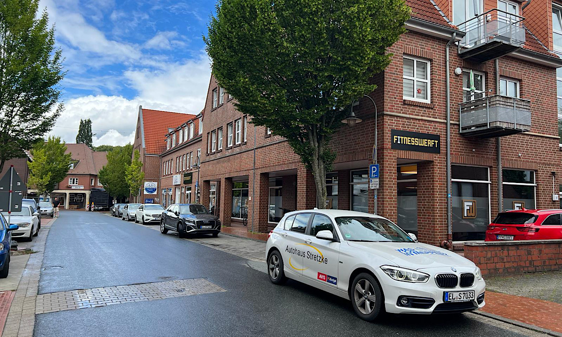 Meppen – Busfahrer beschädigt Fiat in Burgstraße