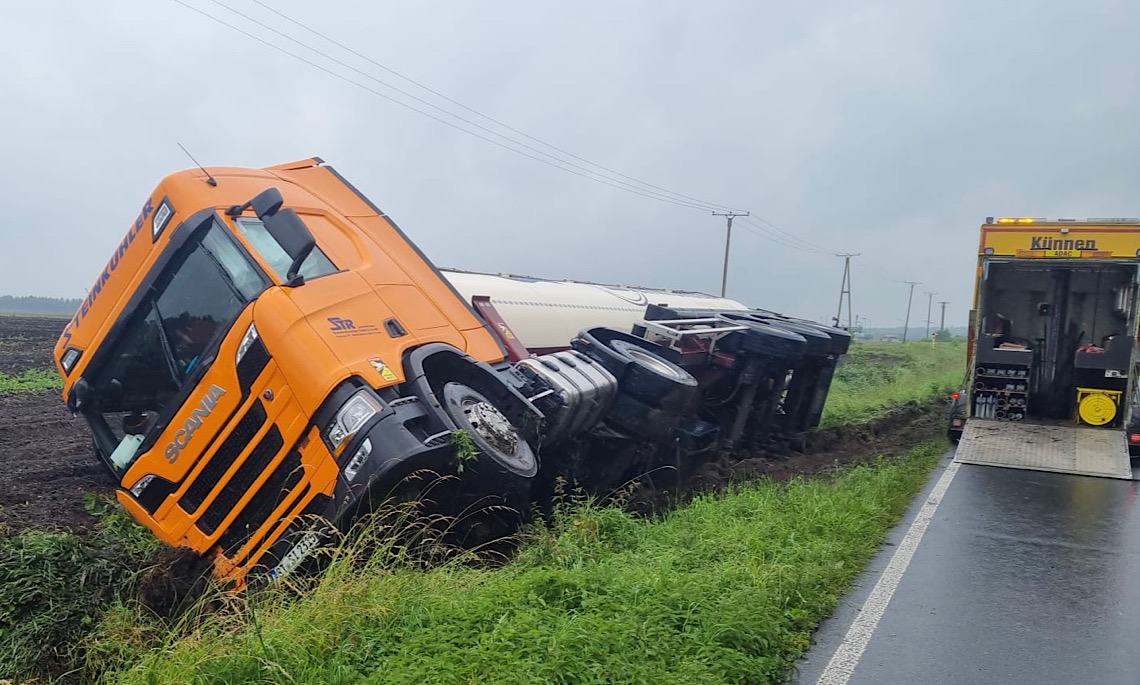 Lkw drängt Lkw auf Bathorner Diek von Fahrbahn ab