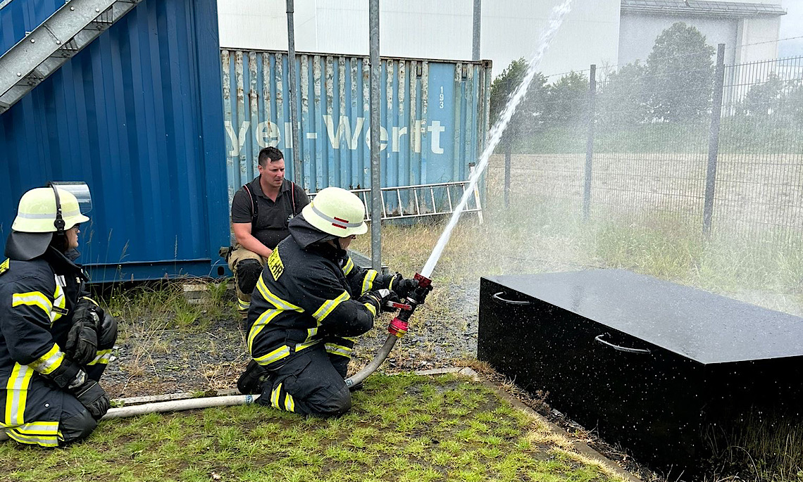 „Realbrandtraining“ für Feuerwehrfrauen in Papenburg