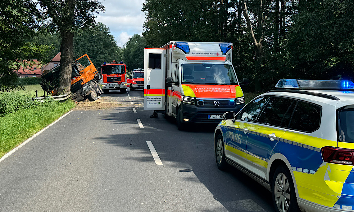 Meppen – Lkw fährt frontal gegen Baum