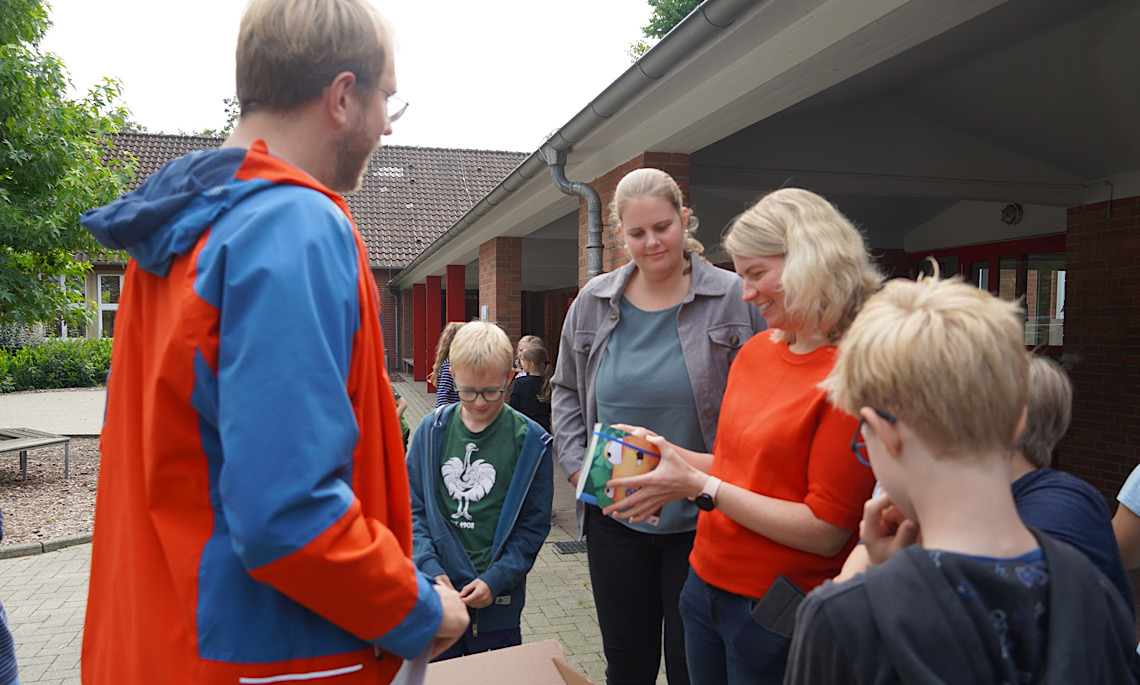 Möhrchenhefte für Lingens Grundschulen – Klimaschutz und Nachhaltigkeit spielerisch entdecken