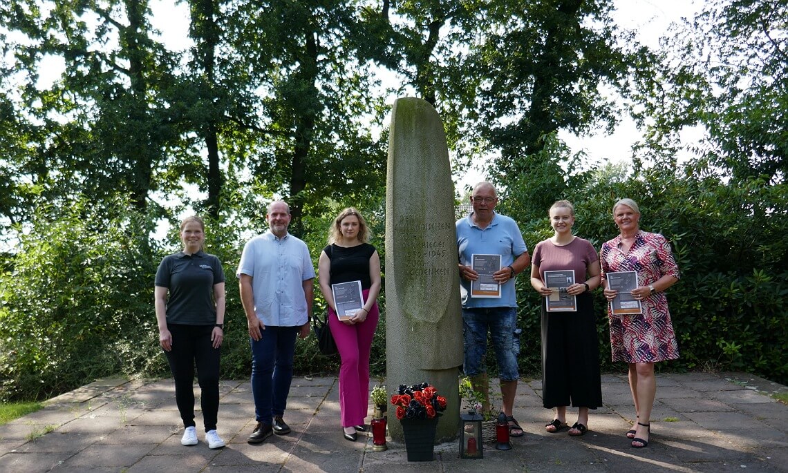 Schülerinnen des Mariengymnasiums Papenburg erarbeiten Erinnerungstafeln für Kriegsgräberstätte Oberlangen