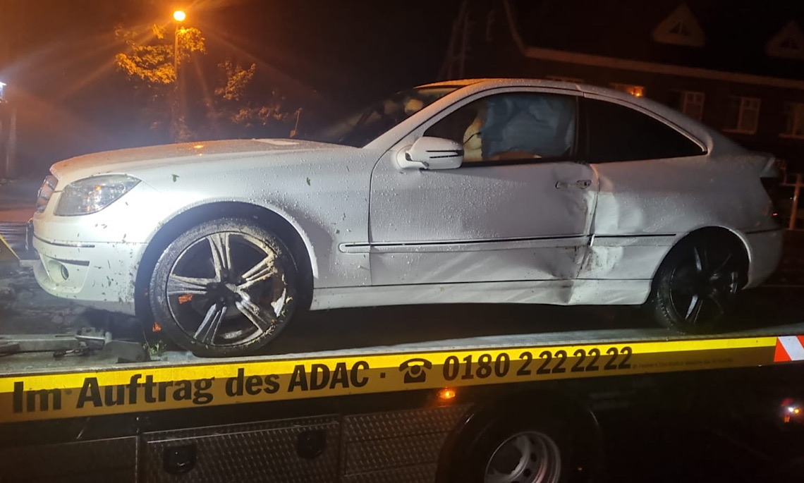 Meppen – Mercedes prallt auf Wallstraße gegen Baum