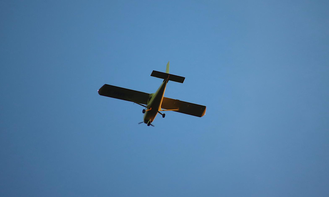 Emsbüren – Flugzeug überschlägt sich bei Notlandung auf Acker