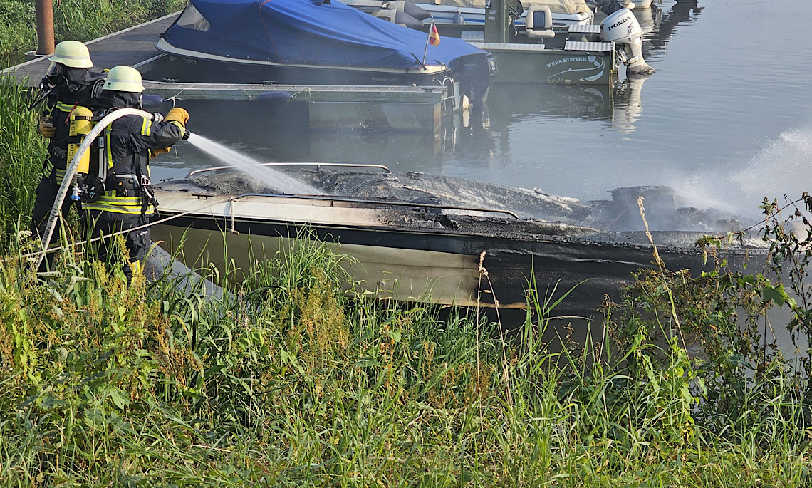 Haren – Sportboot gerät lichterloh in Brand