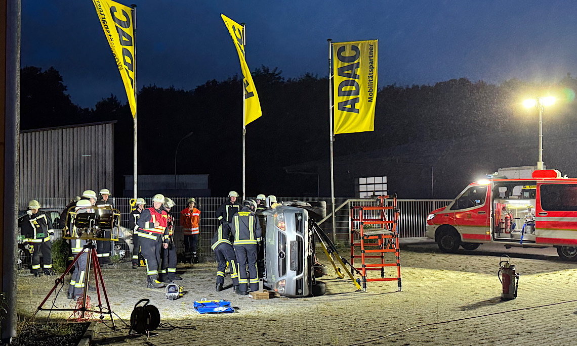 Meppen – Feuerwehr übt Unfallrettung aus Pkw