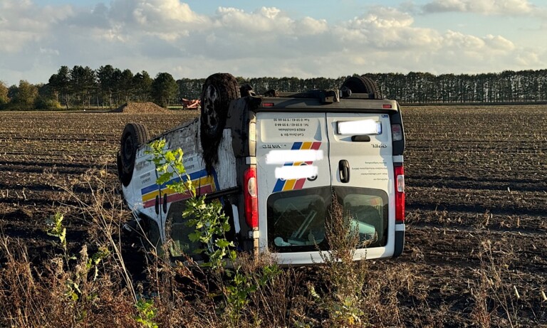 Twist – Firmentransporter landet kopfüber auf Acker