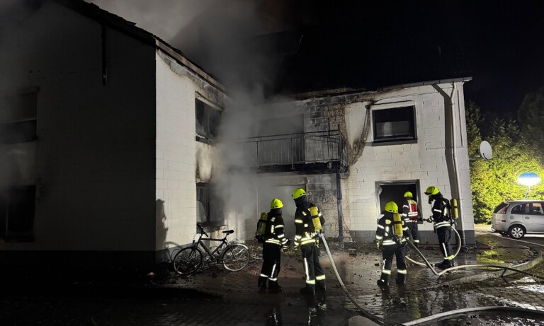 Papenburger Feuerwehr im Großeinsatz – Vier Personen aus Brandhaus gerettet