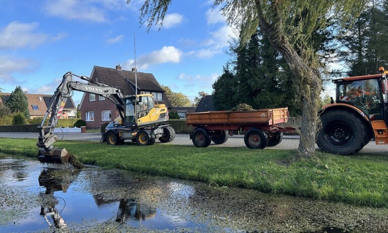 Pflegemaßnahmen zur Entkrautung der Kanäle in Papenburg