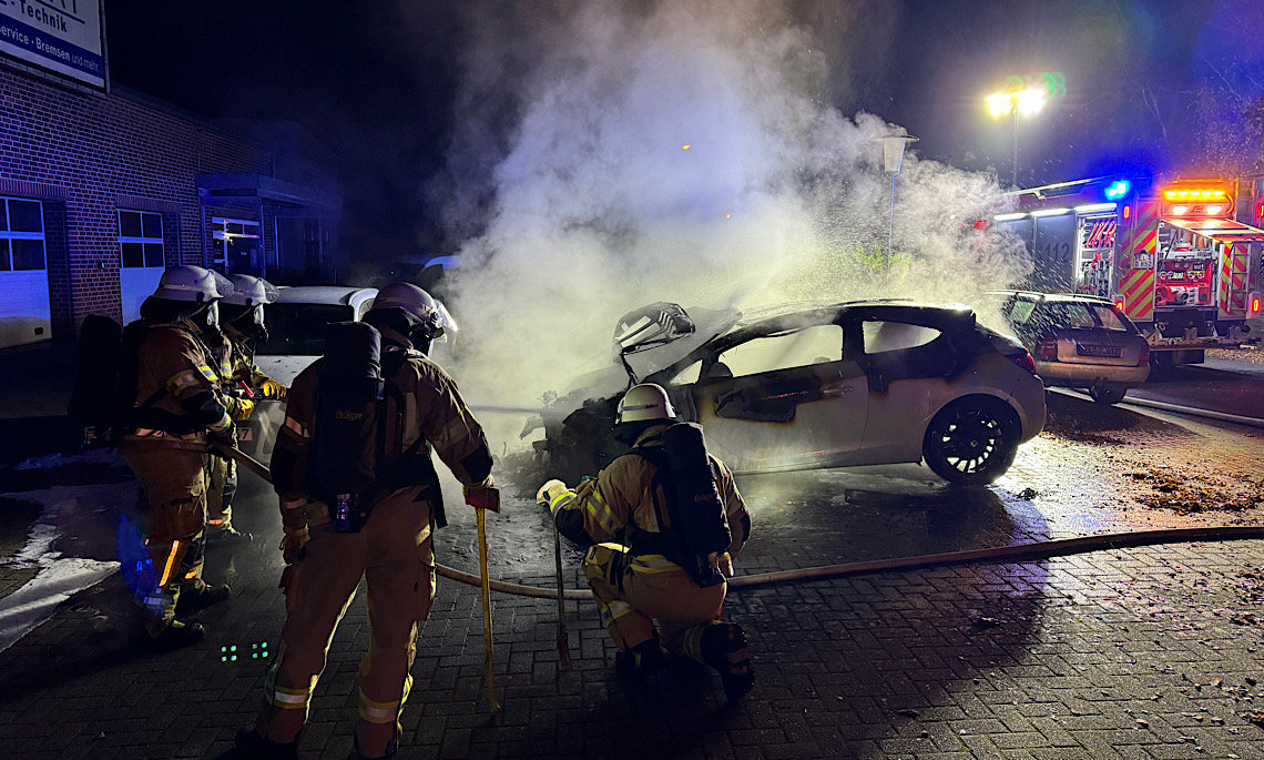 Meppen – Pkw brennen vor Autowerkstatt