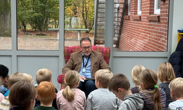 Bundesweiter Vorlesetag: Bürgermeister Knurbein besucht die Grundschule Fullen