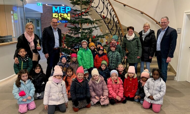 Meppen – Kinder der Kita St. Vitus schmücken den Weihnachtsbaum im Stadthaus