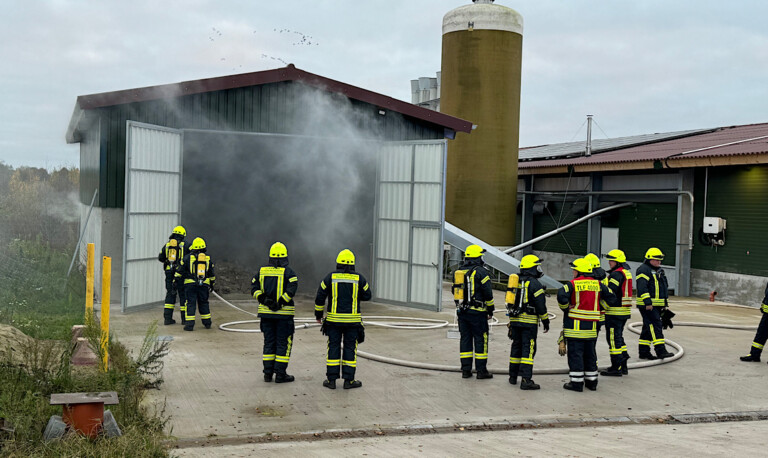 Schöninghsdorf – Hühnermist in Brand geraten