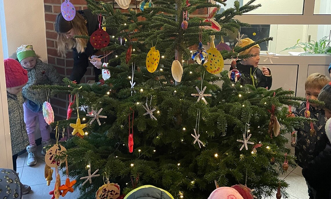 31 Kinder der katholischen Kita „St. Bernadette“ schmücken Tannenbaum im Geester Rathaus