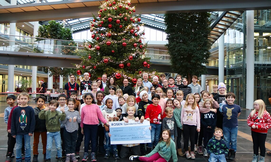 Grundschule, Azubis und Mitarbeitende der ROSEN Gruppe sowie der Rosenxt Gruppe erfüllen Weihnachtswünsche