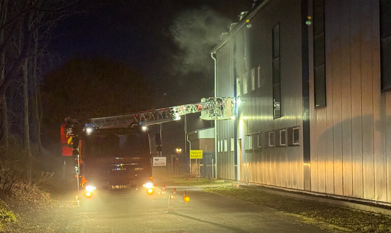 Haren – Feuerwehr löscht Brand in Gewerbebetrieb