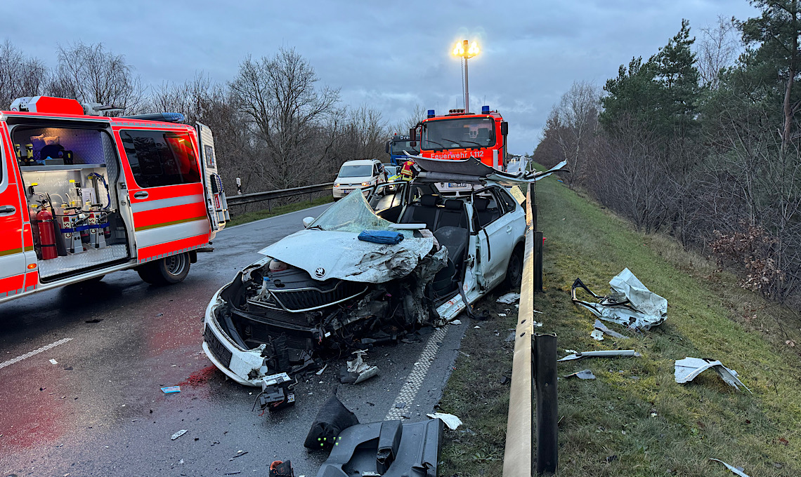 Meppen – Autofahrerin auf B402 lebensgefährlich verletzt