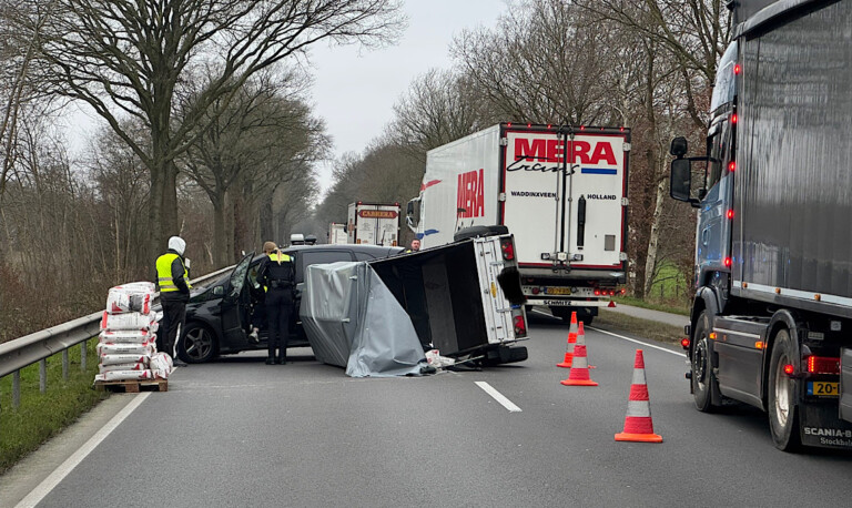 Meppen – Anhänger kippt während der Fahrt auf die Seite