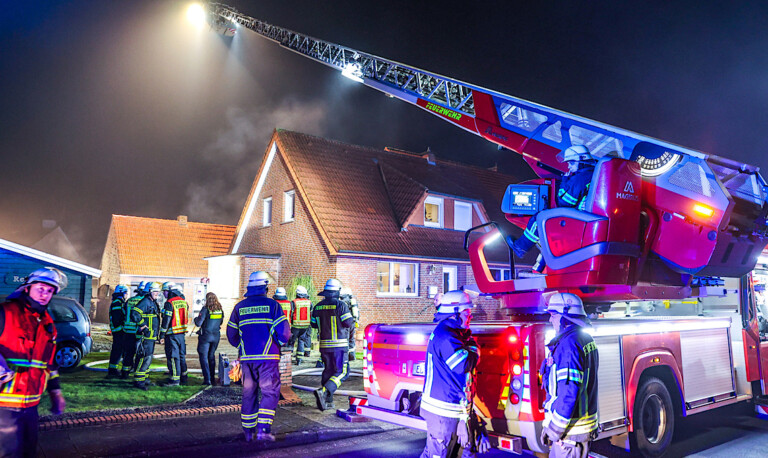 Lingen – Pkw-Brand greift auf Dachüberstand über