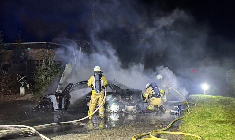 Meppen – Feuerwehr löscht brennenden Pkw in Hauseinfahrt