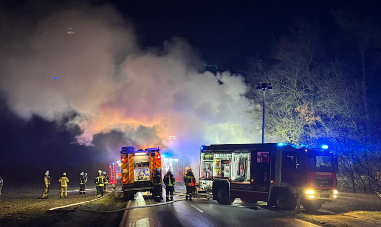 Treckergespann steht in der Nacht in Flammen